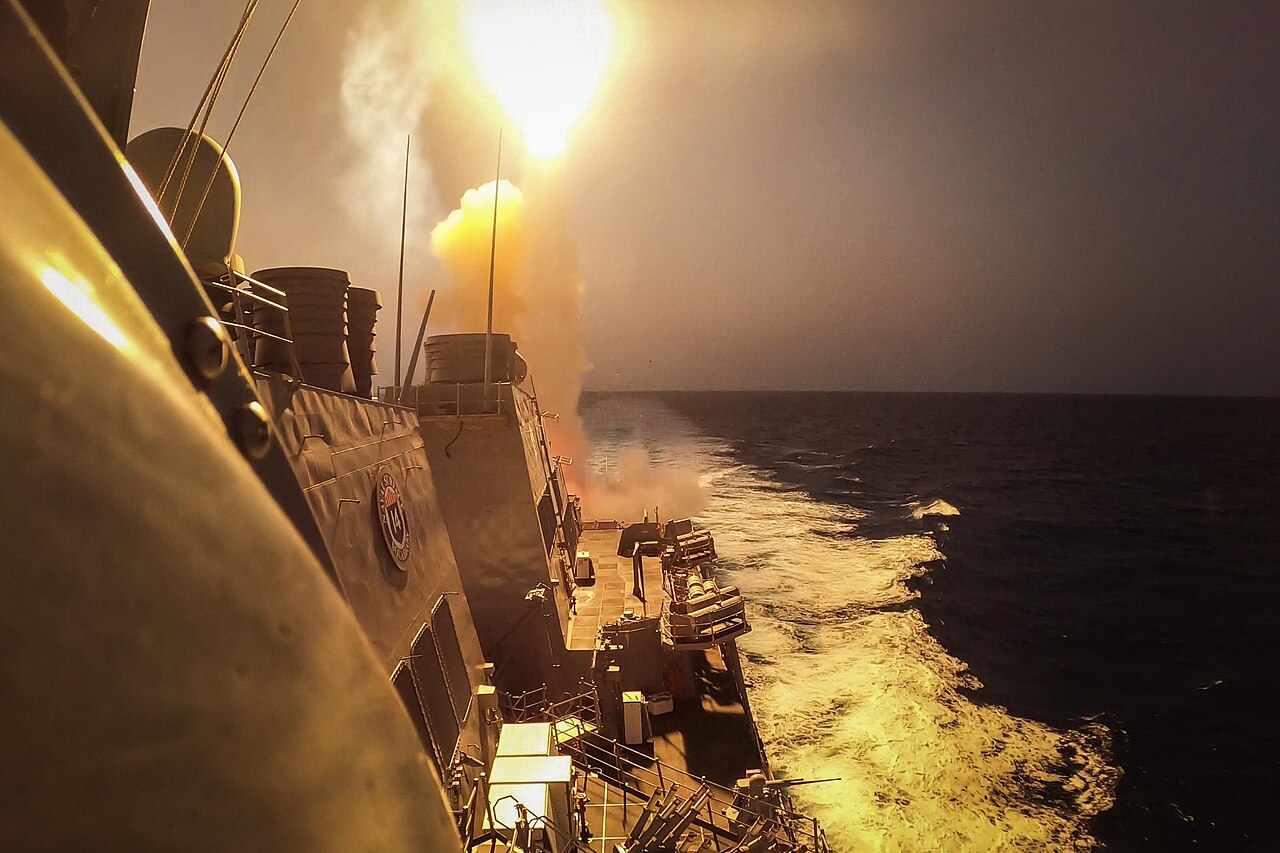 USS Carney пресреће хутске ракете у Црвеном мору