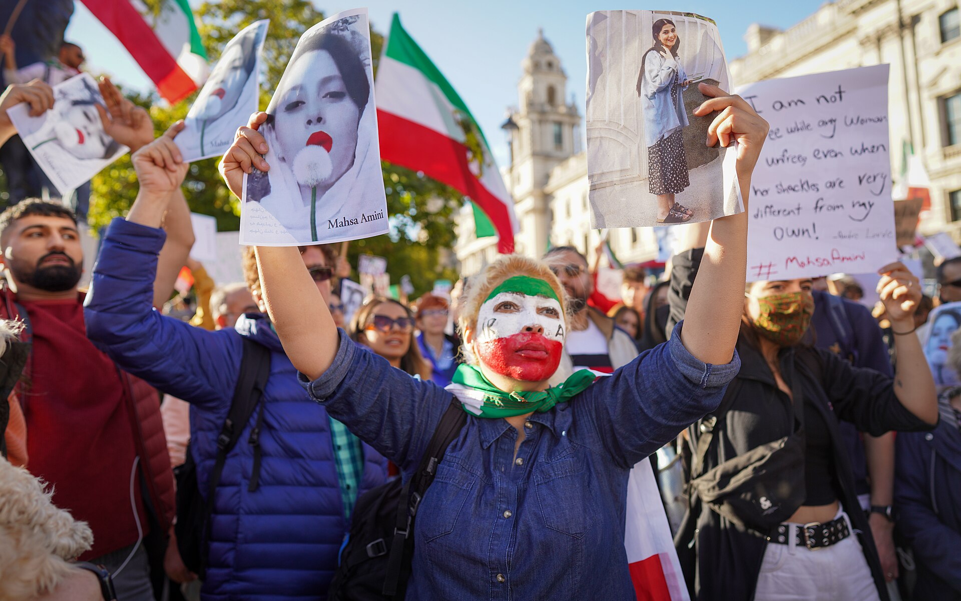 Demonstranter samlet på Parliament Square i London, der kræver, at IRGC forbydes