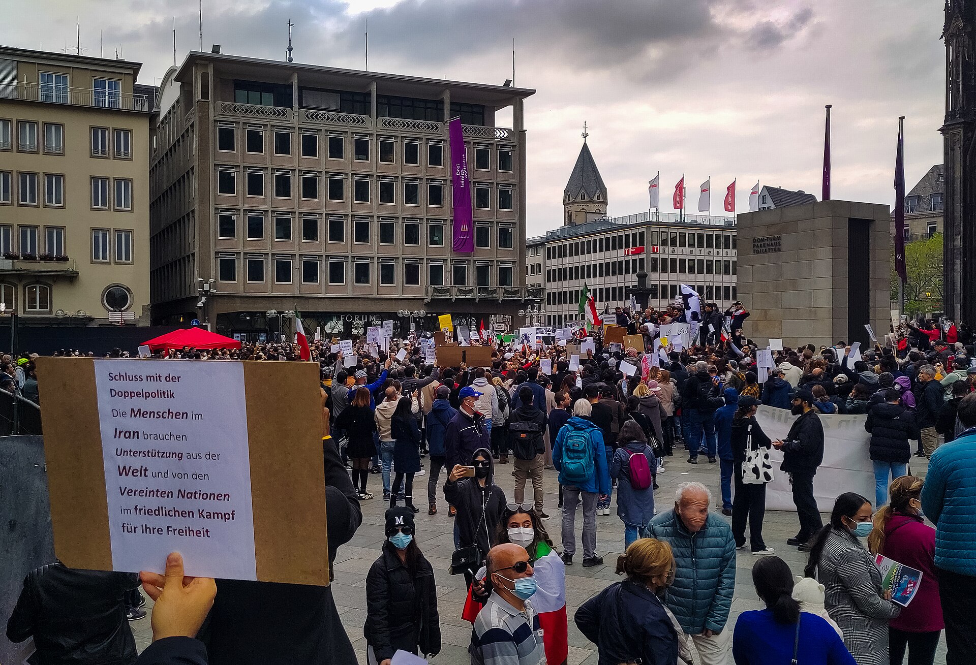 Iranere, der demonstrerer i Köln mod Den Islamiske Republiks tilstedeværelse i Europa
