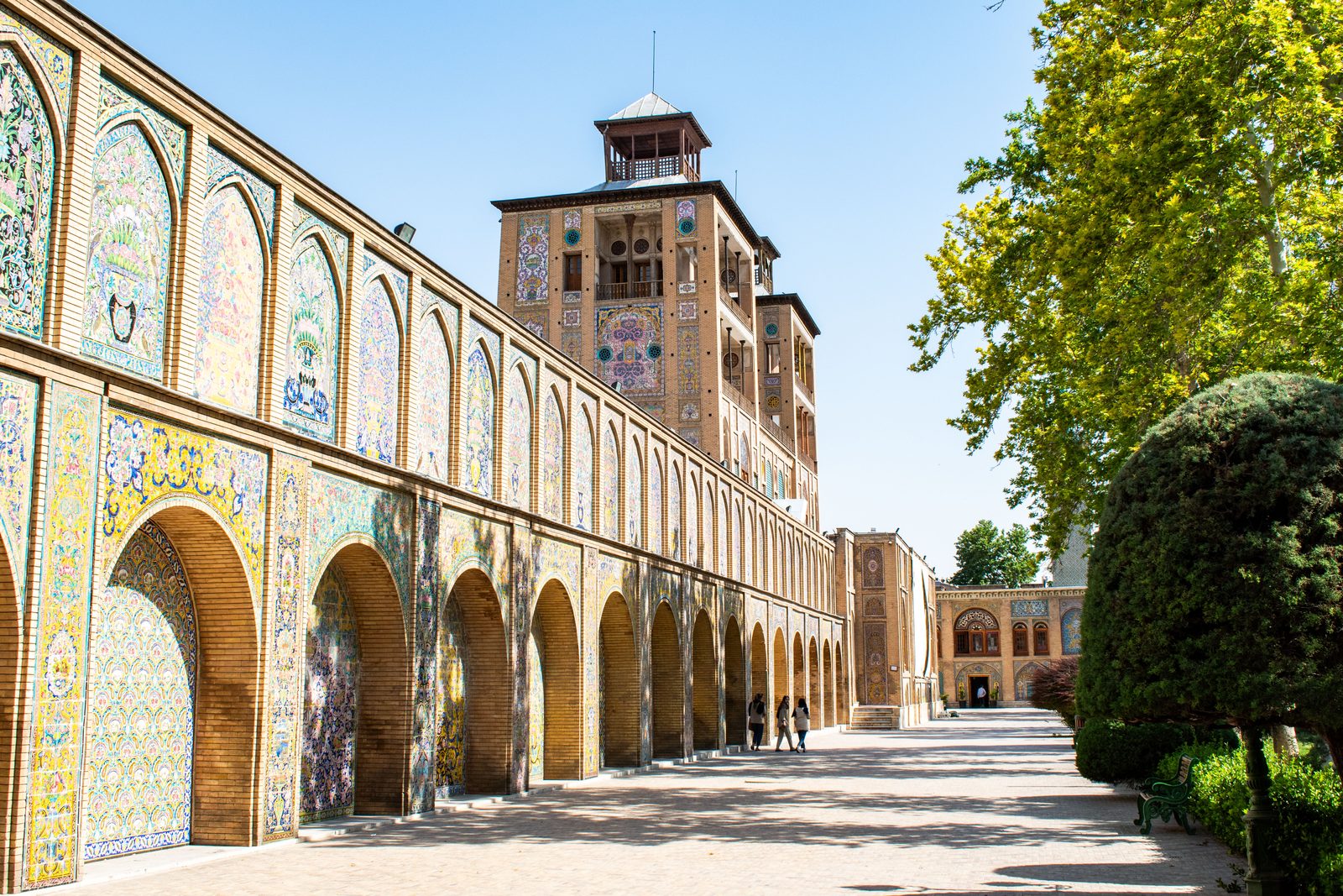 Prace lustrzane i mozaiki na fasadzie Pałacu Golestan w Teheranie.