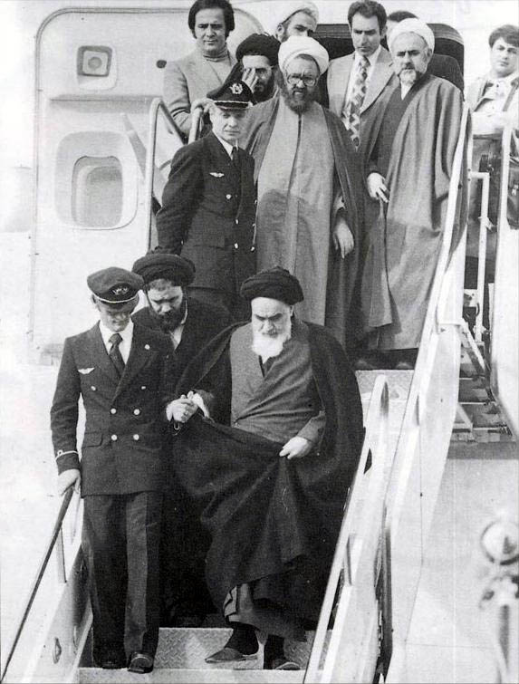آية الله الخميني ينزل من الطائرة عند عودته إلى إيران في فبراير 1979.