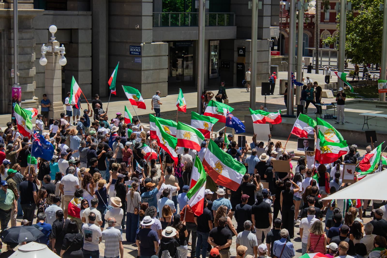 تجمع در پرث، استرالیا، برای مهسا امینی و زنان ایران، اکتبر ۲۰۲۲.