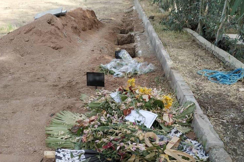 المشيعون يتجمعون في مقبرة خاوران بالقرب من طهران، موقع مقابر جماعية لمذابح السجناء عام 1988.